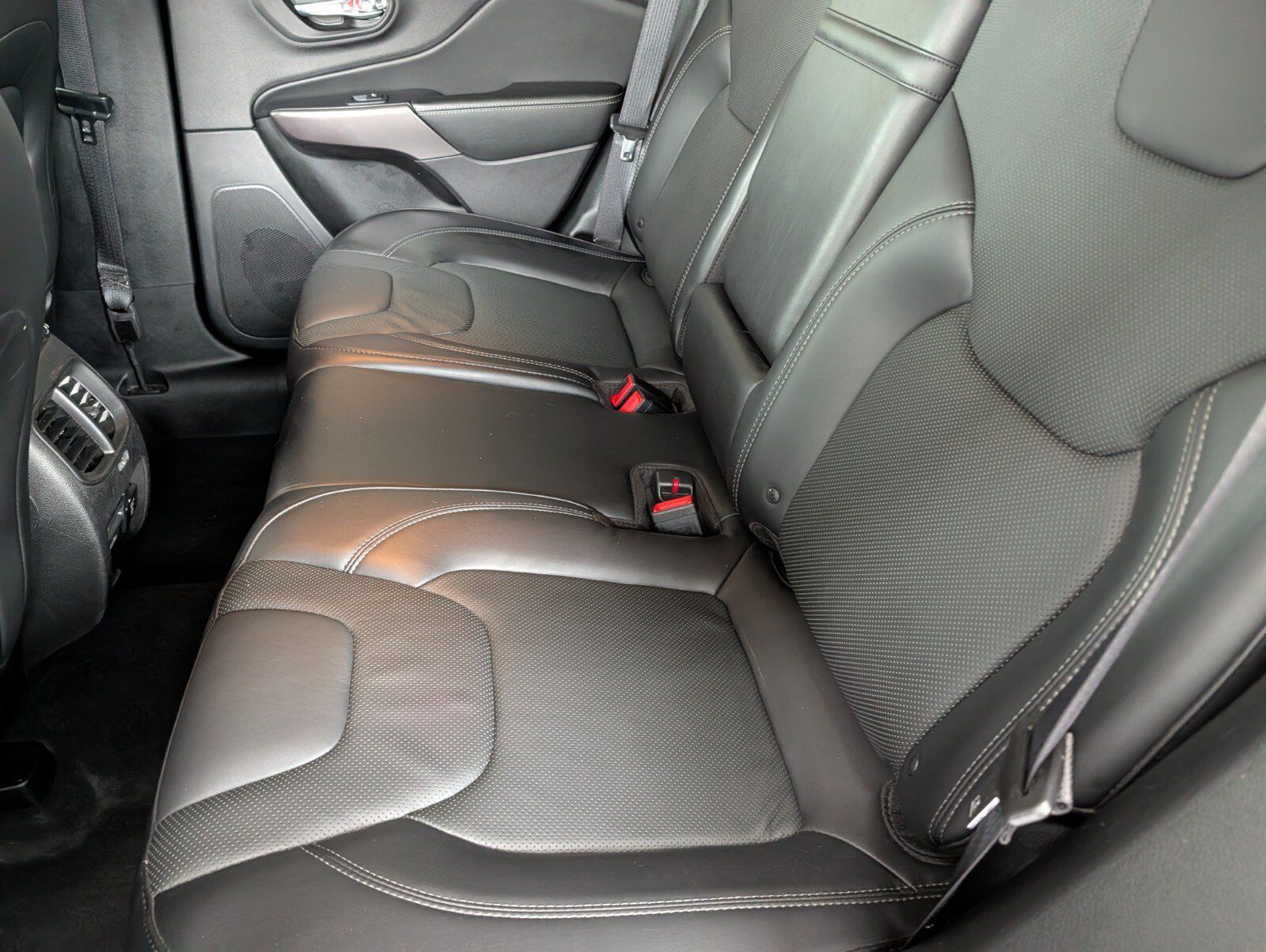 Used 2019 Jeep Cherokee Limited AWD/4WD image 11