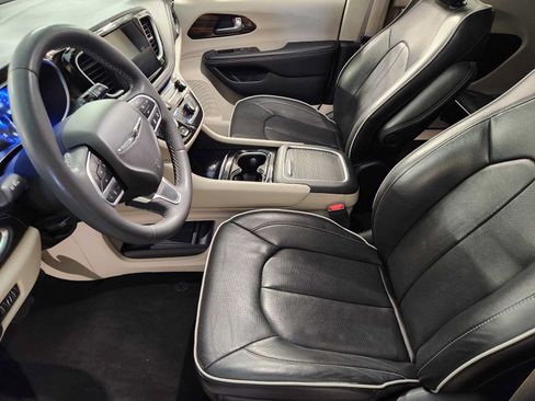 Used 2023 Chrysler Pacifica Limited FWD image 14