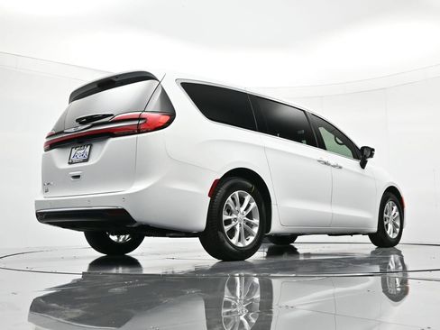 New 2026 Chrysler Pacifica Select FWD image 38
