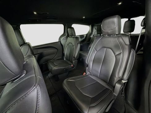Used 2025 Chrysler Pacifica Select FWD image 25