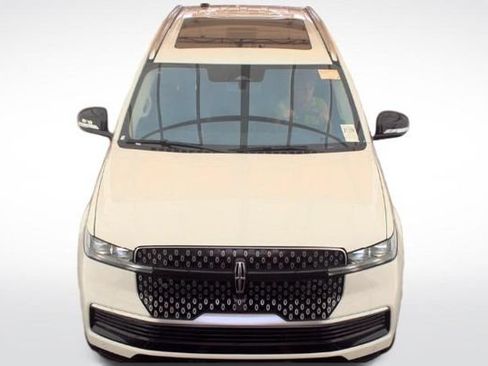 Used 2025 Lincoln Navigator Reserve AWD/4WD image 8
