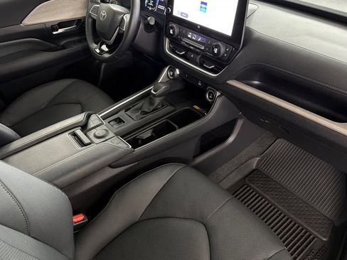 Used 2025 Toyota Grand Highlander AWD image 16