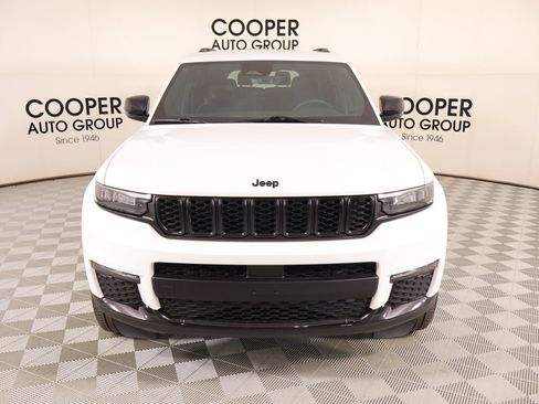 Used 2025 Jeep Grand Cherokee L Limited w/ Black Appearance Package AWD/4WD image 10