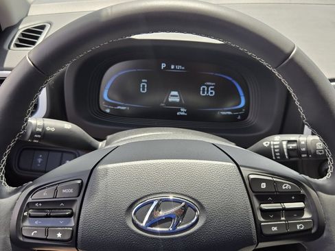 Certified 2025 Hyundai Venue Limited FWD image 29