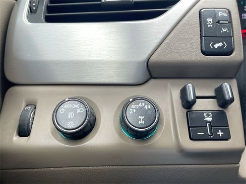 Used 2020 GMC Yukon XL SLT w/ Premium Edition image 17