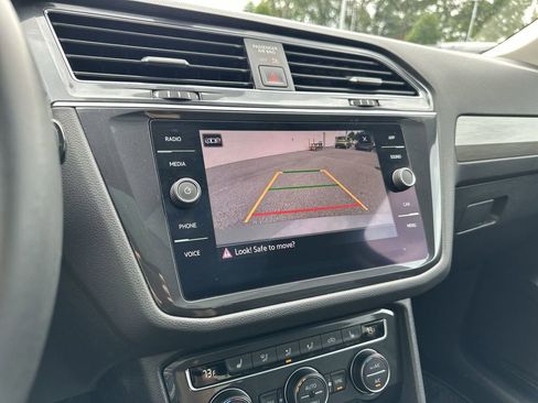 Used 2021 Volkswagen Tiguan SE w/ Panoramic Sunroof Package image 23