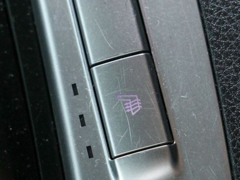 Used 2025 Kia Carnival FWD image 21