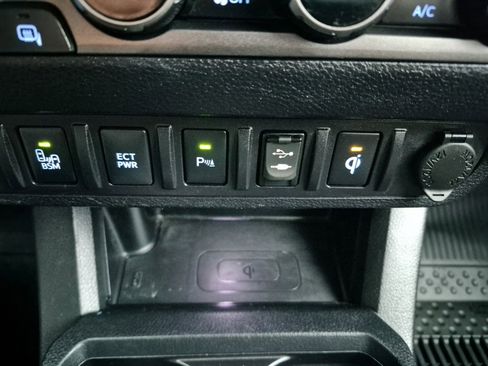 Used 2017 Toyota Tacoma TRD Sport image 25