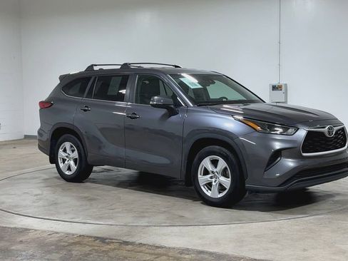 Used 2023 Toyota Highlander L image 2