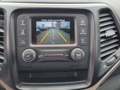 Used 2018 Jeep Cherokee Latitude w/ Altitude Package image 26