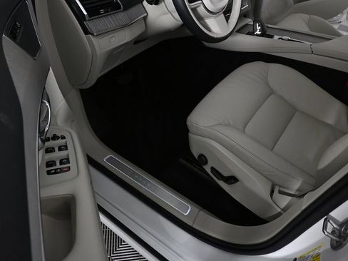 Used 2025 Volvo XC90 B5 Plus w/ Protection Package Premier image 7