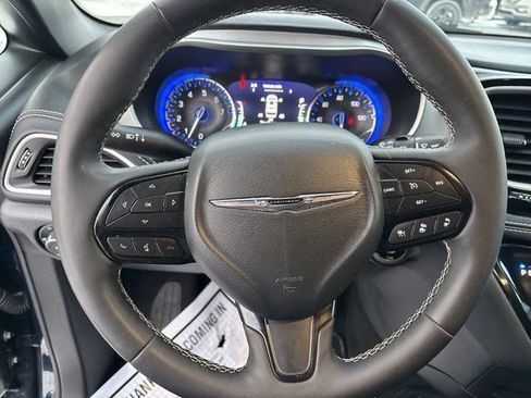 Used 2024 Chrysler Pacifica Touring image 16