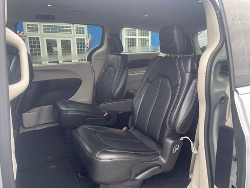 Used 2024 Chrysler Pacifica Touring-L image 5