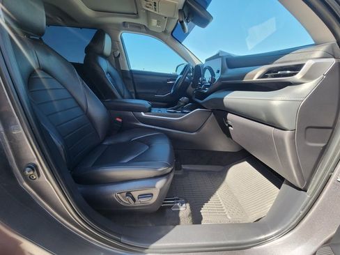 Used 2025 Toyota Highlander XLE image 19