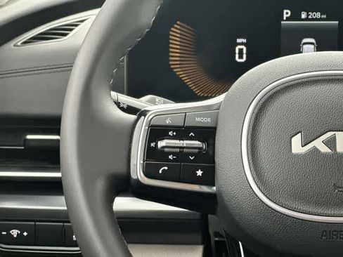 Used 2025 Kia Carnival image 8