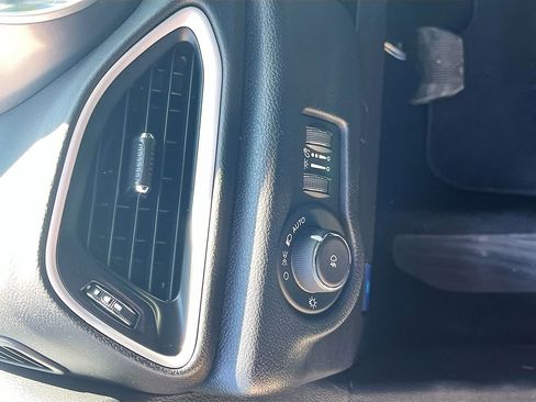 Used 2025 Chrysler Pacifica Select FWD image 10