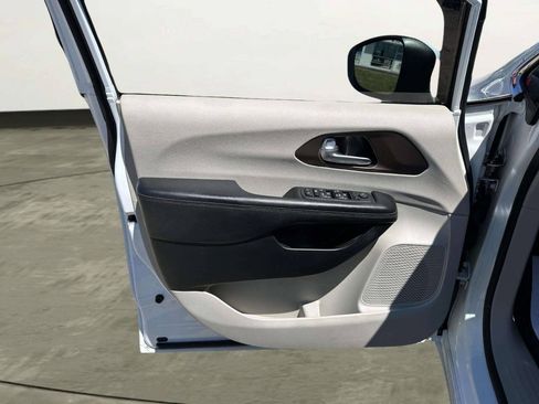 Used 2017 Chrysler Pacifica Touring Plus w/ Tire & Wheel Group FWD image 11
