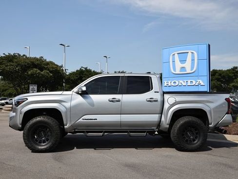 Used 2025 Toyota Tacoma SR5 AWD/4WD image 5