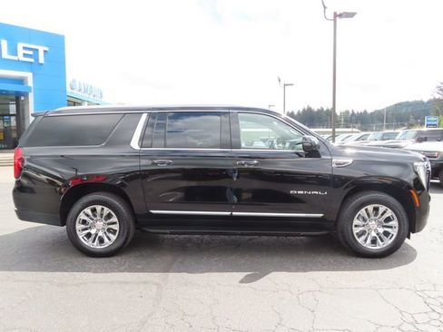 Used 2025 GMC Yukon XL Denali AWD/4WD image 9