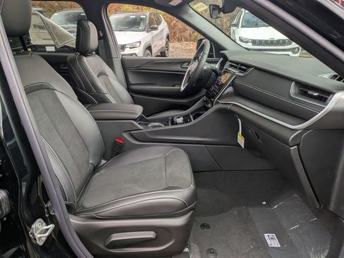 New 2025 Jeep Grand Cherokee Altitude image 30