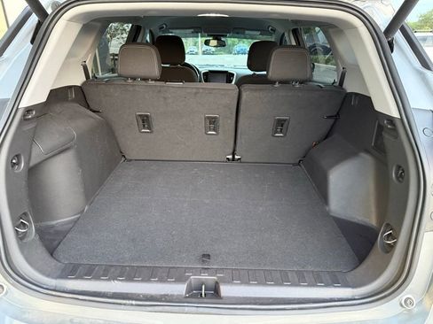 Used 2024 GMC Terrain SLE w/ Driver Convenience Package image 8