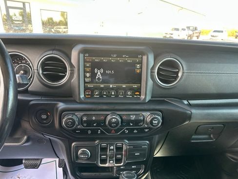 Used 2020 Jeep Gladiator Overland AWD/4WD image 17