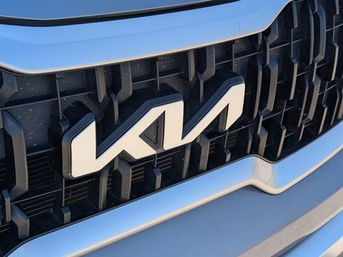 Used 2024 Kia Telluride EX w/ EX Captain's Chair Package image 5