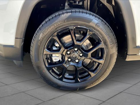 Used 2026 Jeep Compass Latitude image 11