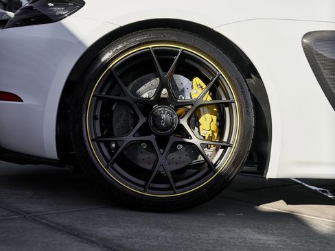 Used 2025 Porsche 718 Cayman GT4 RS w/ Weissach Package image 16