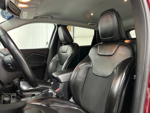 Used 2020 Jeep Cherokee Latitude Plus AWD/4WD image 27