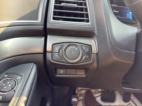 Used 2018 Ford Explorer XLT w/ Equipment Group 202A FWD image 26