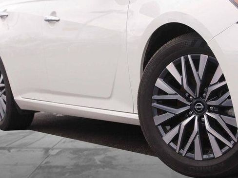 Used 2025 Nissan Altima 2.5 SV image 3