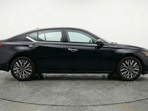 Used 2025 Nissan Altima 2.5 SV image 11