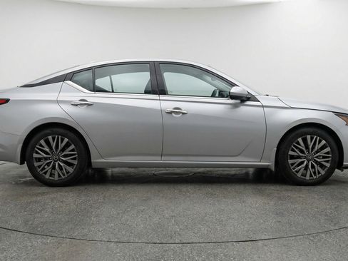 Used 2025 Nissan Altima 2.5 SV FWD image 11