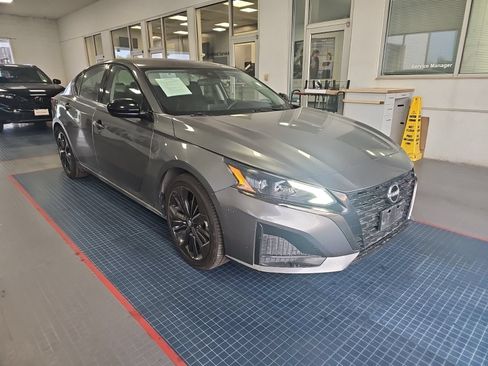Used 2023 Nissan Altima 2.5 SR FWD image 2