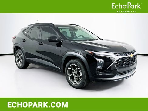 Used 2024 Chevrolet Trax LT w/ Sunroof Package FWD image 1