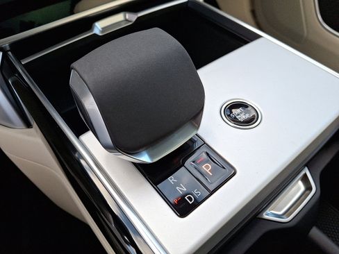 New 2026 Land Rover Range Rover Long Wheelbase SE image 12