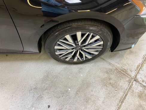 Used 2025 Nissan Altima 2.5 SV FWD image 14