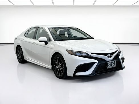 Used 2021 Toyota Camry SE FWD image 3