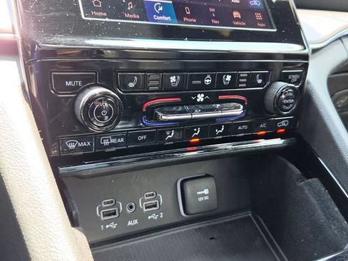 Used 2022 Jeep Grand Cherokee Overland w/ Luxury Tech Group IV RWD image 22