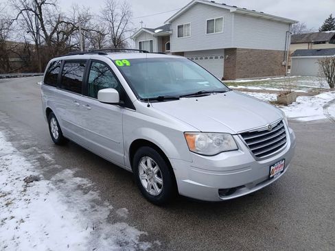 Used 2008 Chrysler Town & Country Touring image 4