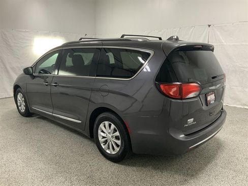 Used 2018 Chrysler Pacifica Touring-L image 5