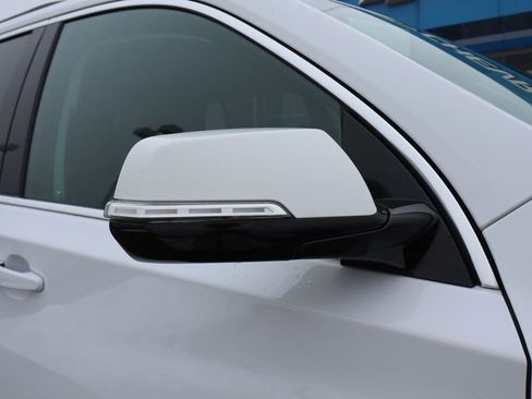 Used 2020 Chevrolet Traverse LT image 2