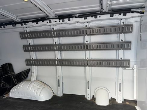 Used 2017 Chevrolet Express 2500 RWD image 15