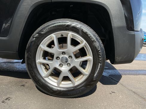 Used 2019 Jeep Renegade Latitude w/ Cold Weather Group image 19