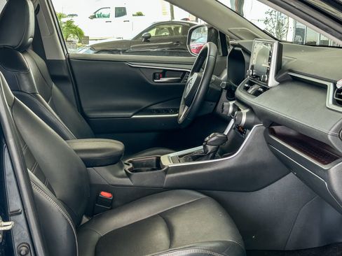 Used 2020 Toyota RAV4 Limited FWD image 16
