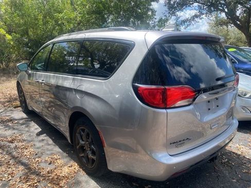 Used 2018 Chrysler Pacifica Touring-L image 3