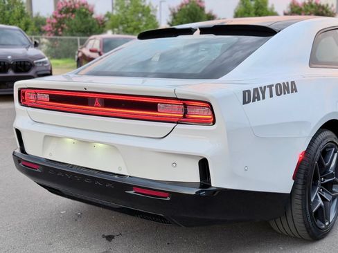 Used 2024 Dodge Charger Daytona R/T w/ Plus Group AWD/4WD image 17