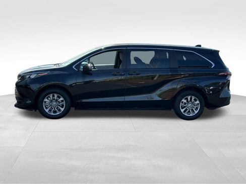 Certified 2025 Toyota Sienna LE image 7