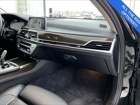 Used 2022 BMW 750i xDrive w/ Executive Package image 22